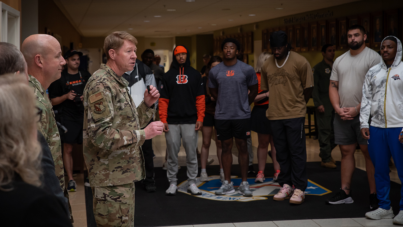 Bengals rookies are greeted during tour
