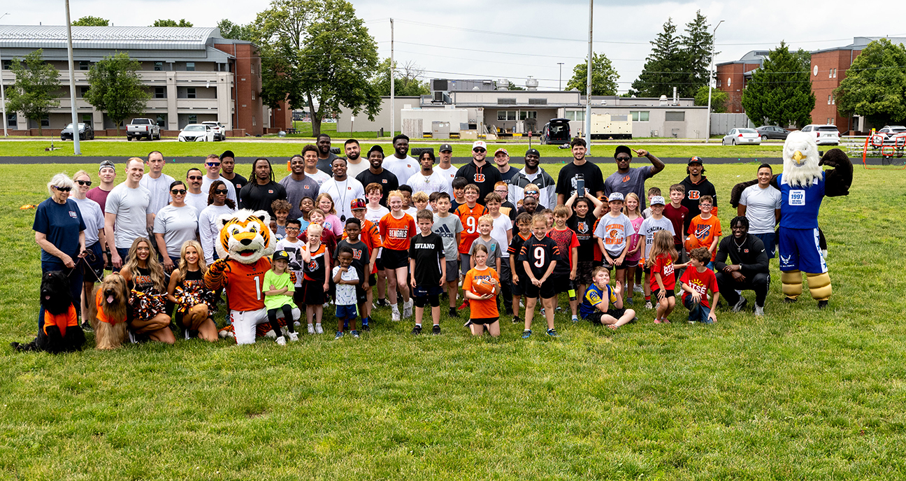 Group photo of rookies, volunteers and military families join for a group photo